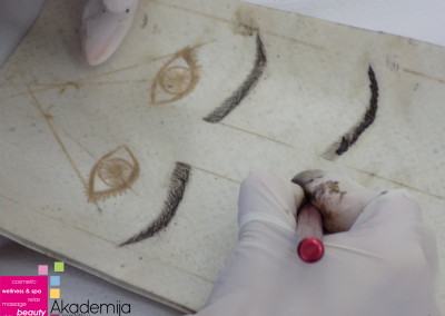 Kako se radi japansko iscrtavanje obrva – vežba na veštačkoj koži