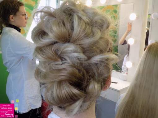 KOKTEL FRIZURA – nastava na predmetu Stilizovanje frizura prva godina smer Makeup artist