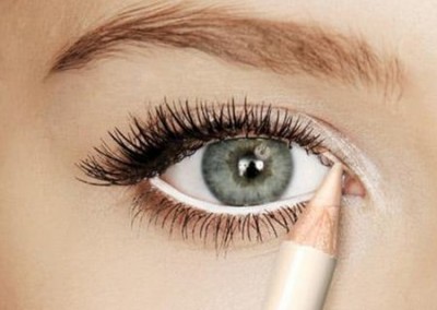Sve prednosti bele olovke tokom šminkanja