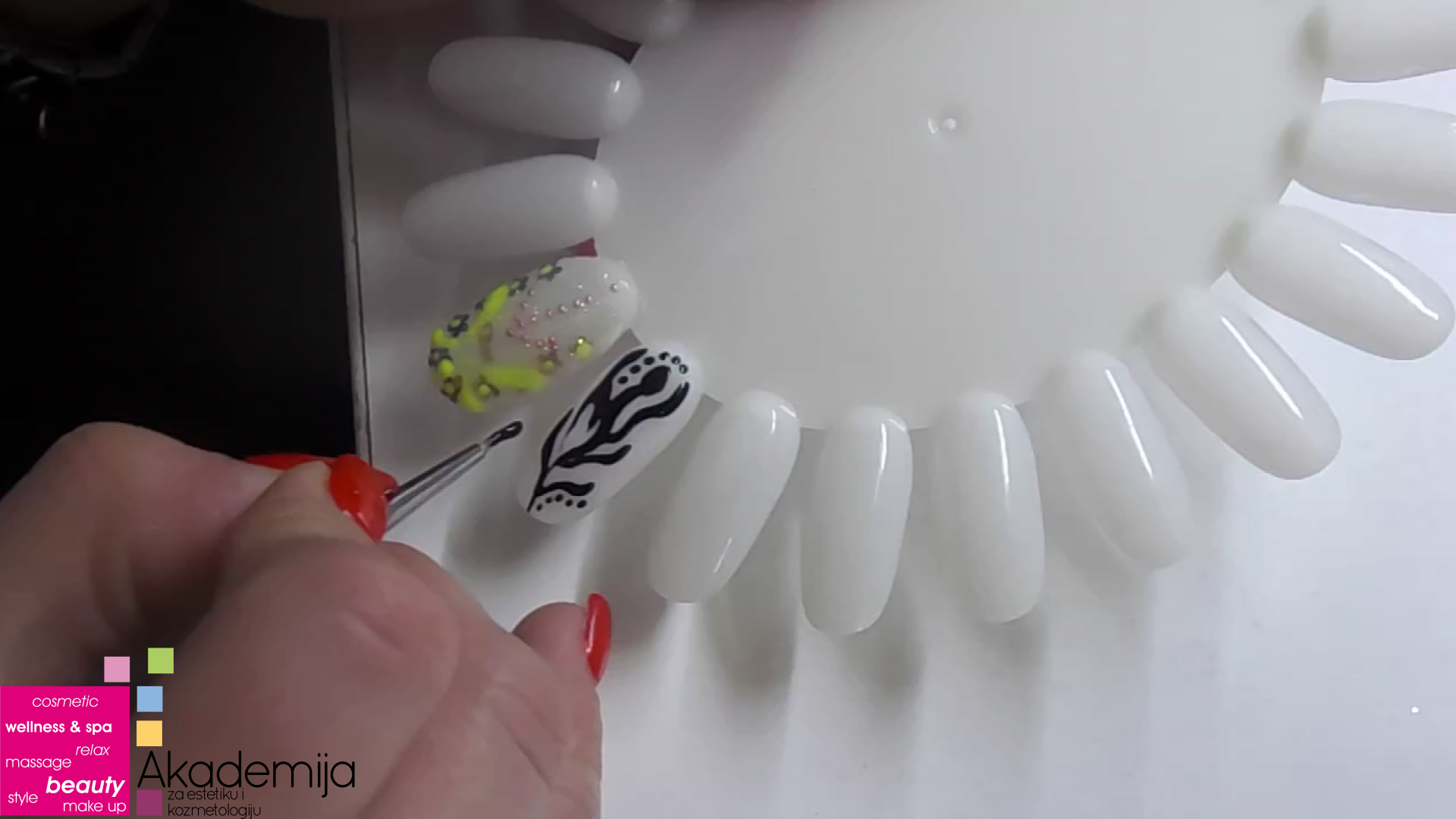 TEHNIKE UKRAŠAVANJA NOKTIJU – sa nastave na kursu Nadogradnja noktiju sa nail art-om