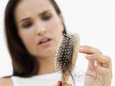 ZAŠTO NAM OPADA KOSA? – različiti faktori koji ugrožavaju vlas